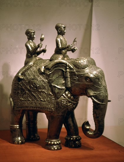 ESCULTURA-ELEFANTE PORTANDO 2 ACOLITOS(SIRVIENTES)
NUEVA DELHI, MUSEO NUEVA DELHI
INDIA

This