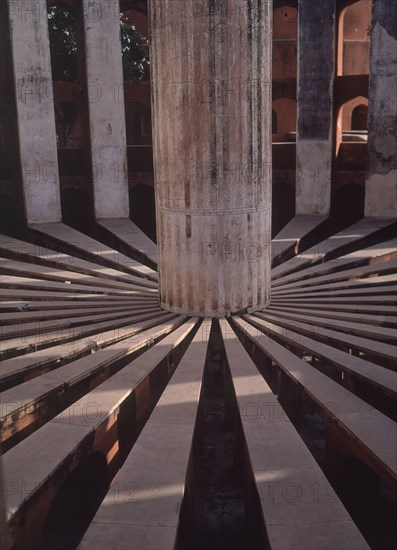 JAI SINGH
COLUMNA SOBRE LISTONES DE MADERA - S XVIII
NUEVA DELHI, OBSERVAT