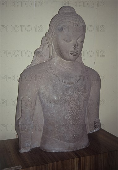 ESCUELA DE SARNATH
RELIEVE EN PIEDRA DE TORSO DE BUDA-Nº 5588-
SARNATH, MUSEO
INDIA

This
