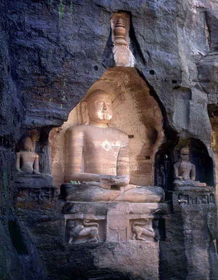 BUDA TALLADO EN LA ROCA-
GWALIOR, SANTUARIO RUPESTRE
INDIA