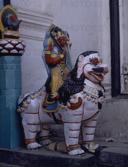 DET LEON EN PIEDRA CON SIVA SOBRE SU LOMO FLANQUENADO PUERTA
KATMANDU, PALACI HANUMAN