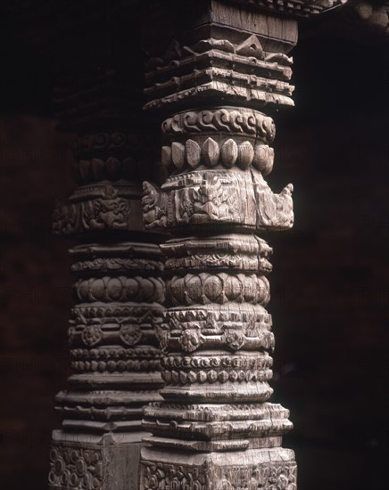 PATIO-COLUMNAS PAREADAS EN MADERA-ARTE INDOMUSULMAN-S XVI
KATMANDU, PALACI HANUMAN