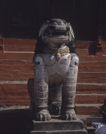 CASA-TEMPLO DE SIVA Y PARVATI-DET LEON PROTECTOR-POLICROMADO
KATMANDU, TEMPLOS
NEPAL

This