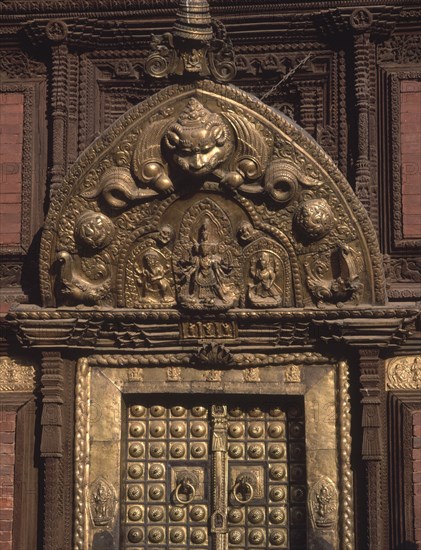 EXTERIOR-DET PUERTA DORADA,CORONADA POR SIVA Y PARVATI
PATAN, PALACIO REAL
NEPAL

This image is