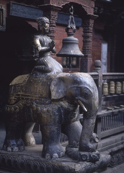 PATIO-ELEFANTE PORTEADOR DE SIVA,RUEDAS DE ORACION Y CAMPANA
PATAN, TEMPLO DORADO
NEPAL

This