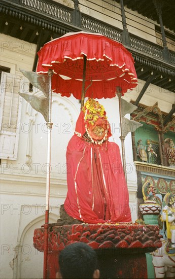 *ESTATUA DE HANUMAN CUBIERTO POR UN PARASOL EN PUERTA TEMPLO
KATMANDU, TEMPLOS
NEPAL

This