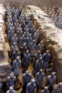 COLUMNA DE GUERREROS-ESCULTURAS EN BARRO COCIDO-S III A J.C.
XIAN, MAUSOLEO QIN SHI