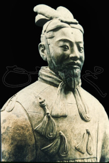 ESTATUA EN TIERRA COCIDA DE UN GENERAL-DETALLE MEDIO CUERPO-S III A J.C.
XIAN, MAUSOLEO QIN SHI