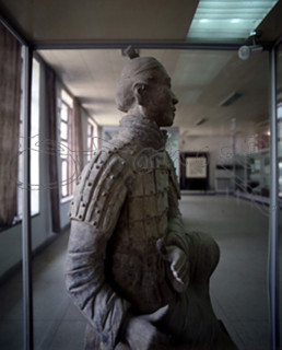 MUSEO-ESTATUA EN TIERRA COCIDA DE UN ARQUERO-VISTA DE LADO-S III A J.C.
XIAN, MAUSOLEO QIN SHI