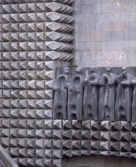 SAENZ DE OIZA/LAORGA
EXTERIOR-FACHADA DE LA BASILICA -ESCULTURA DE APOSTOSTOLES-OBRA DE