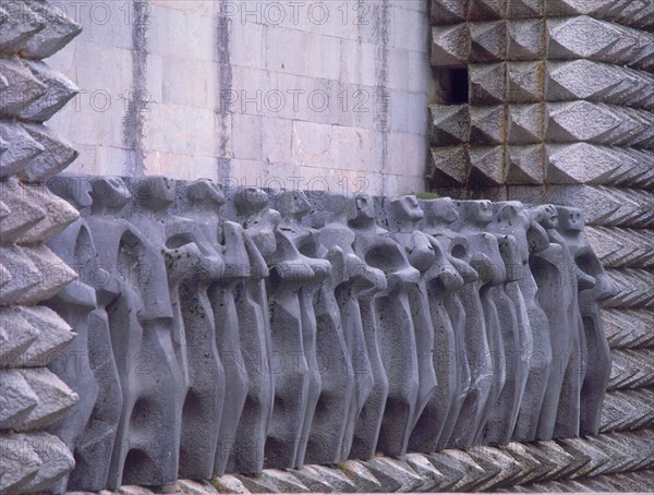 OTEIZA JORGE 1908/2003
EXTERIOR-FACHADA DE LA BASILICA-ESCULTURA DE APOSTOSTOLES-
OÑATE,