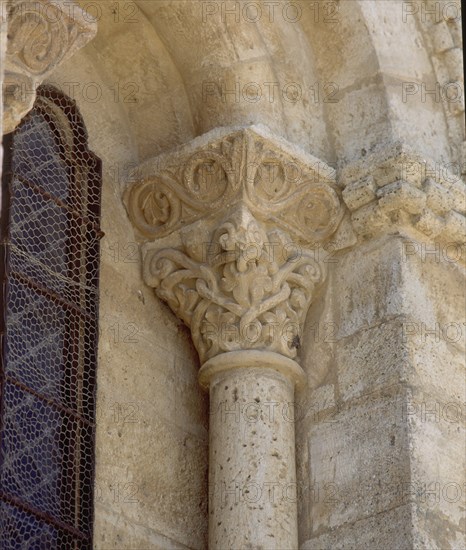 EXTERIOR-DET CAPITEL DECORADO CON TEMAS VEGETALES - S XI - ROMANICO ESPAÑOL
FROMISTA, IGLESIA DE