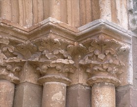 EXTERIOR-DET CAPITELES DECORADOS CON MOTIVOS VEGETALES
BUGEDO, MONASTERIO SANTA MARIA
BURGOS