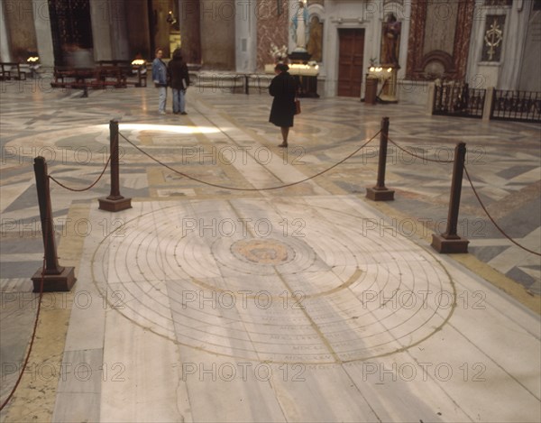 MIGUEL ANGEL 1475-1564
INTERIOR-MERIDIANA EN PARTERRE DEL CRUCERO PARA MEDIR LA HORA
ROMA,