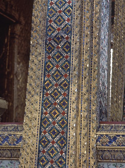 TEMPLO BUDA E.-EXTERIOR-DET CENEFAS MULTICOLORES Y ORO
BANGKOK, RECINTO PALACIO