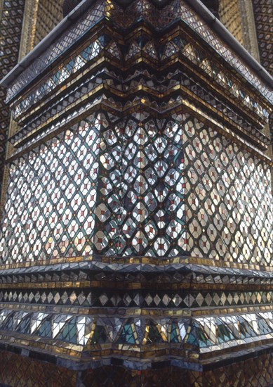 TEMPLO PRSART PHRA DEBIDORN-EXTERIOR-DET MOSAICOS BRILLANTES
BANGKOK, RECINTO PALACIO