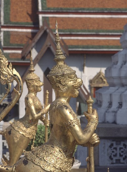 ESTATUAS:HOMBRES PAJARO DORADOS MACHO=KINON Y HEMBRA=KINNARI
BANGKOK, RECINTO PALACIO
