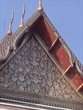 TEJADO TIPICO:FRONTON RICAMENTE DECORADO CON RELIEVES DE FLORES
BANGKOK, RECINTO PALACIO