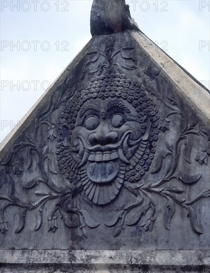 PUERTA-DET RELIEVE CARA DE ANIMAL FANTASTICO-FRONTON DE LA PUERTA
JAVA, CASTILLO DE