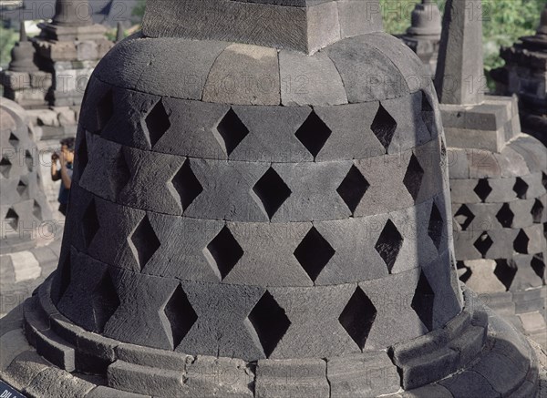 DET STUPA CAMPANIFORME SOBRE TERRAZA CIRCULAR"DABOGA"-(HAY 73)
JAVA,