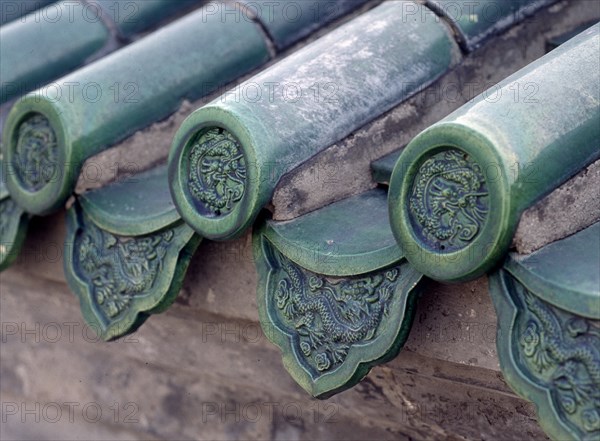 DETALLE DEL TEJADO-REMATESY TEJAS DE CERAMICA VERDE Y CON DRAGONES-1420-MING
PEKIN, TEMPLO DEL