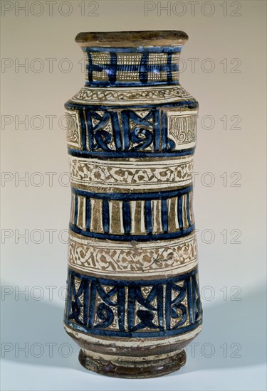 POT O BOTE-CERAMICA DE MANISES-S XV-DECORADO CON ALAFIAS Y ATAURIQUES
MADRID, INSTITUTO VALENCIA