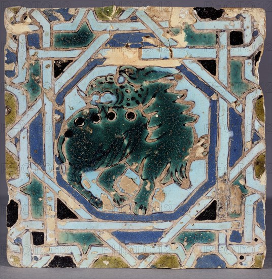 AZULEJO SEVILLANO DE CUERDA SECA CON CINTAS Y ANIMALES-S XV
GRANADA, MUSEO