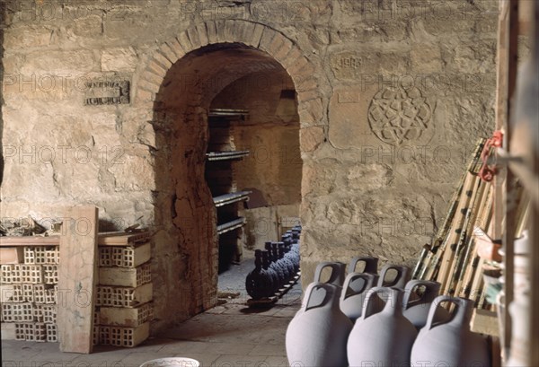 INTERIOR DEL ALMACEN Y AL FONDO EL HORNO  ARABE - ARTE POPULAR DE TRADICION ANDALUSI
UBEDA,