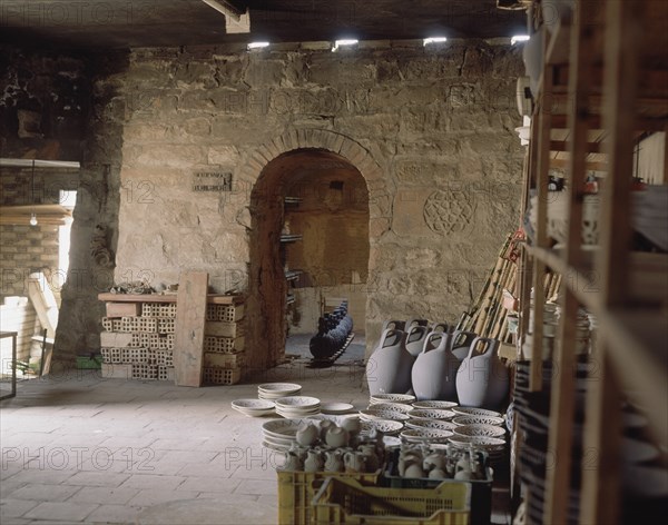 INTERIOR DEL ALMACEN Y AL FONDO EL HORNO ARABE - ARTE POPULAR DE TRADICION ANDALUSI
UBEDA,