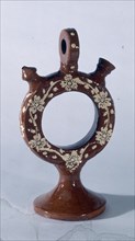BOTIJO DE ADORNO VIDRIADO Y DECORADO CON FLORES DE PASTA BLANCA-S XX
CUERVA, COLECCION