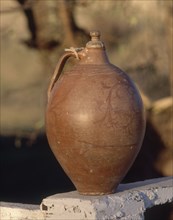 BOTIJA DE AGUARDIENTE-DECORADA CON "BORDADO" DE FLORES-S XX ARTE POPULAR
PRIEGO, COLECCION