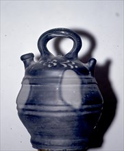 BOTIJO DE CERAMICA NEGRA CON DECORACION EN RELIEVE DE FLORES
QUART, COLECCION