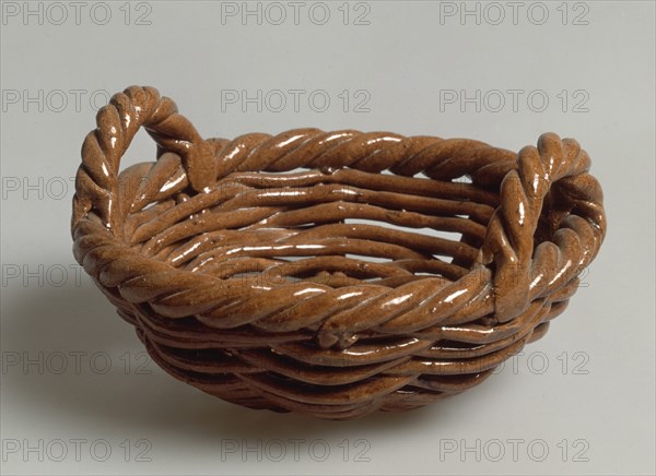 CESTO DE CERAMICA ENTRELAZADA Y VIDRIADA (IMITANDO A LOS DE MIMBRE)
BUÑO, COLECCION