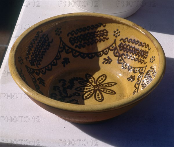 CUENCO VIDRIADO Y PINTADO CON TIERRA NEGRA HACIENDO EL TIPICO BORDADO
ALBA TORMES, COLECCION