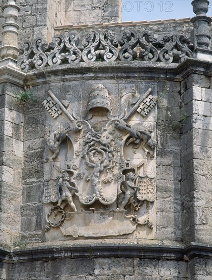 EXTERIOR-DETALLE DEL ESCUDO DEL PAPA JULIO II EN EL ABSIDE
BURGO DE OSMA, CATEDRAL
SORIA

This