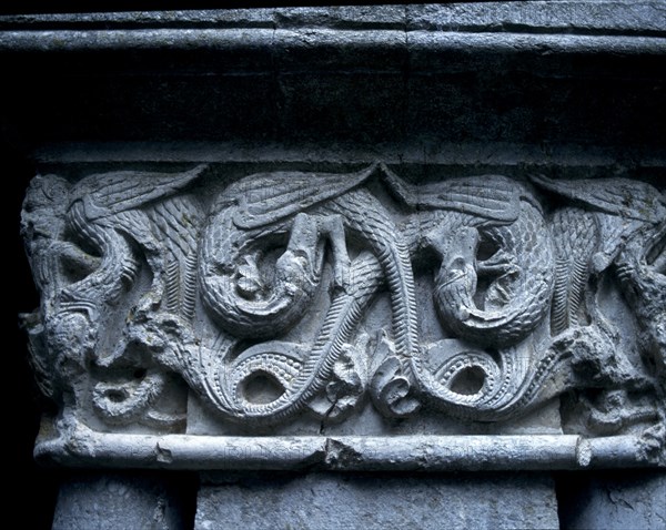 CLAUSTRO-CAPITEL:DET RELIEVES DE ANIMALES FANTASTICO Y DECORACION VEGETAL
GERONA,