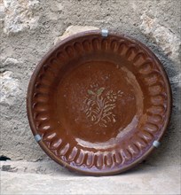 PLATO MARRON CON DECORACION VEGETAL E INCISOS-S XX ARTE POPULAR
SANTA MARIA, COLECCION