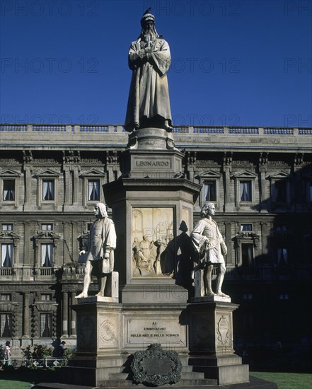 MONUMENTO A LEONARDO - RENOVADOR DE LAS ARTES Y CIENCIAS
MILAN, GALERIA VITTORIO