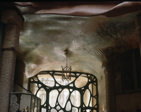 GAUDI ANTONI 1852-1926
INTERIOR-DET PORTAL REJA Y PINTURA DEL TECHO-MODERNISMO
BARCELONA, CASA