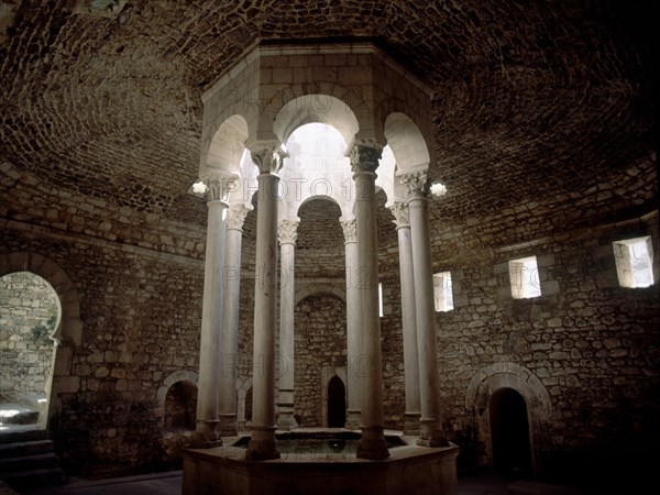 INTERIOR-"FRIGIDARIUM"CON PISCINA CENTRAL CUBIERTA CON BOVEDA CUPULIFORME - S XII
GERONA, BAÑOS