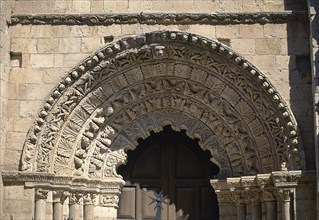 EXTERIOR-PORTADA MERIDIONAL CON 5 ARQUIVOLTAS CON DECORACION VEGETAL-ROMANICO
ZAMORA, IGLESIA DE