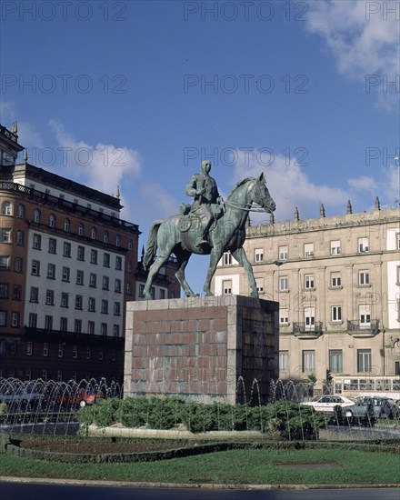 PLAZA CON EL MONUMENTO A FRANCISCO FRANCO
FERROL, EXTERIOR
CORUÑA

This image is not