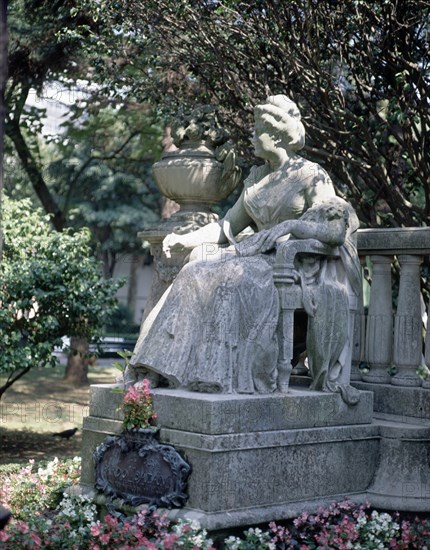 JARDINES DE MENDEZ NUÑES-ESTATUA SEDENTE DE LA CONDESA EMILIA PARDO BAZAN
CORUÑA,