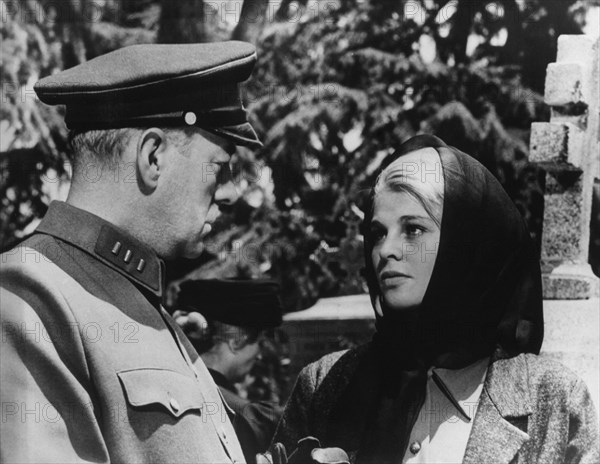 ESCENA"DOCTOR ZIVAGO"POR ALEC GUINESS Y JULI CHISTIE(EEUU)M.G.M.

This image is not downloadable.