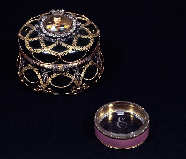 OBJETOS DE EUGENIA DE MONTIJO-CAJA CON RETRATO ZAR NICOLAS Y PASTILLERO CON SU INICIAL
MADRID,