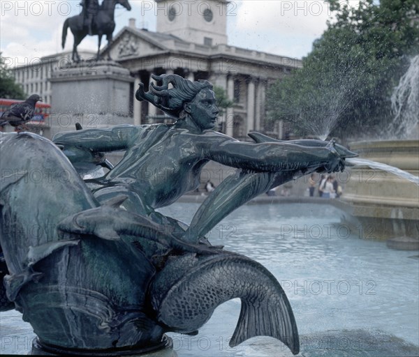 TRAFALGAR SQUARE:FUENTE FRENTE A LA NATIONAL GALLERY-DET SIRENA
LONDRES,