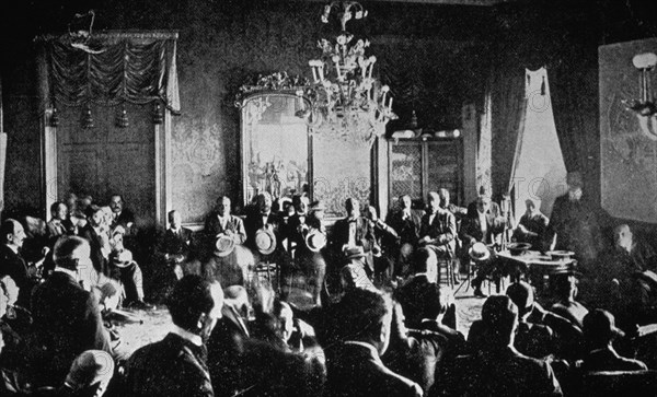 FOTOGRAFIA-ASAMBLEA PARLAMENTARIOS 1917 BARCELONA-13 SENADORES Y 42 DIPUTADOS

This image is not