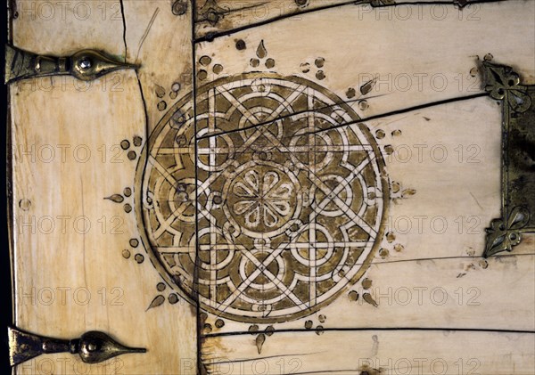 ARQUETA DE MARFIL-FRAGMENTO CON DECORACION-ALMOHADE S XII-ARTES SUNTUARIAS HISPANOMUSULMAN