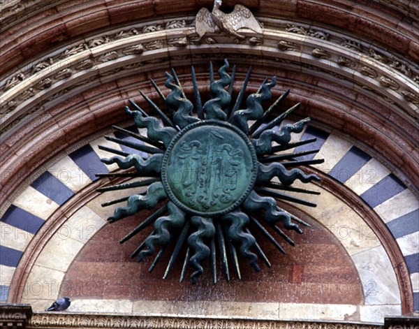 EXTERIOR-DET FACHADA-PORTICO CENTRAL:TIMPANO CON ESCULTURA DE SOL
SIENA, CATEDRAL
ITALIA