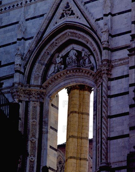 EXTERIOR-DET VENTANAL:GRUPO ESCULTORICO:CRISTO Y ANGELES ROMANICO GOTICO
SIENA,